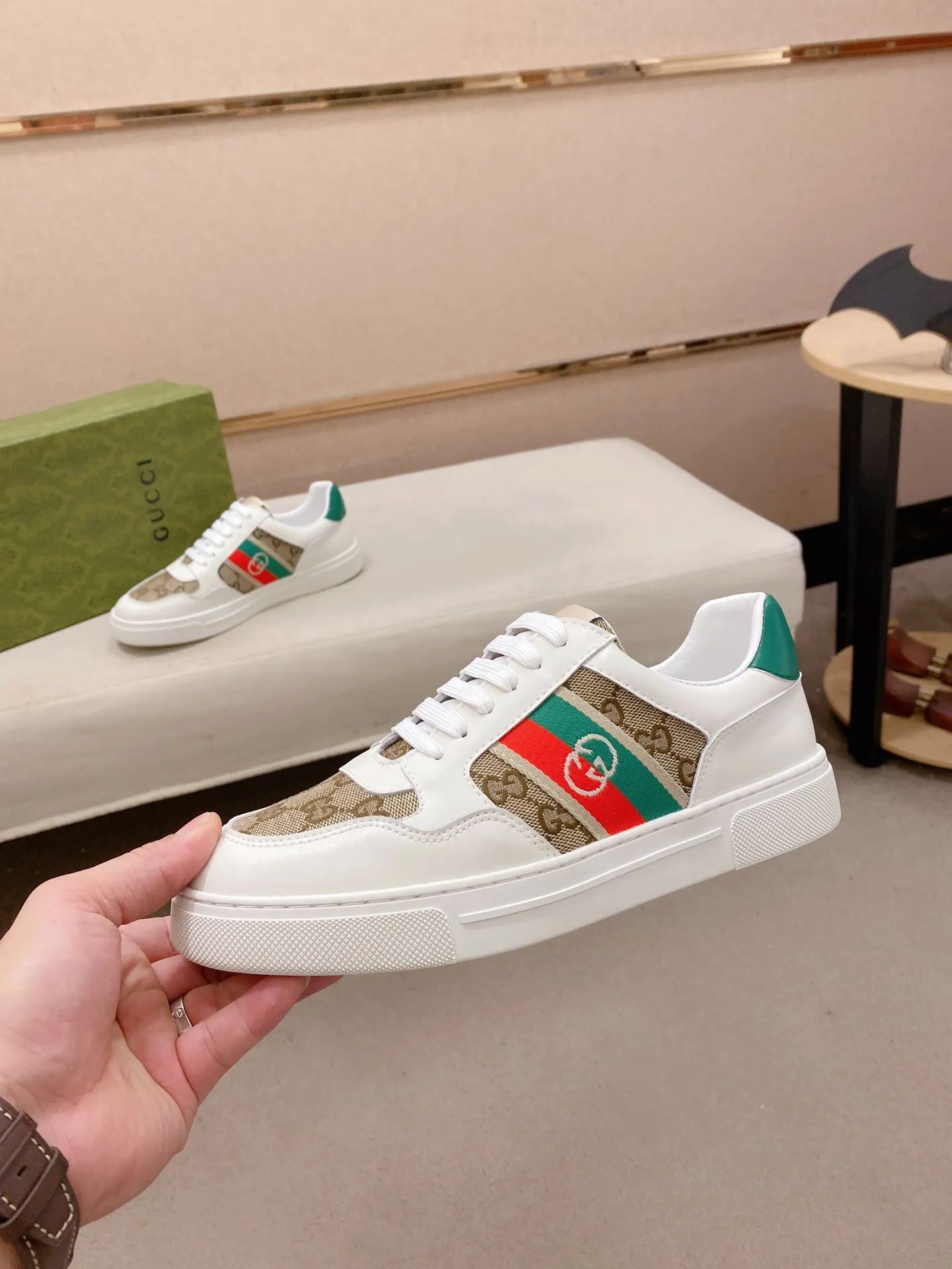 Men's shoes💰 440💰The new GUCCI (Gucci) counters are launched simultaneously. The new men's shoes, 😘fabrics are selected from imported cowhide, and the lining is sheepskin lining. 👍🏿 High-end ☄️ air-cushion molded anti-slip rubber outsole, exquisite lines, simple and elegant, comfortable and high-end for leisure travel. Code number: 38 to 44 (45 can be customized and cannot be returned or exchanged)
